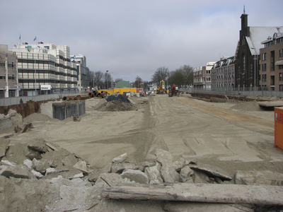 905833 Gezicht op het tijdelijk met zand volgestorte traject van de opnieuw uit te graven Stadsbuitengracht ter hoogte ...